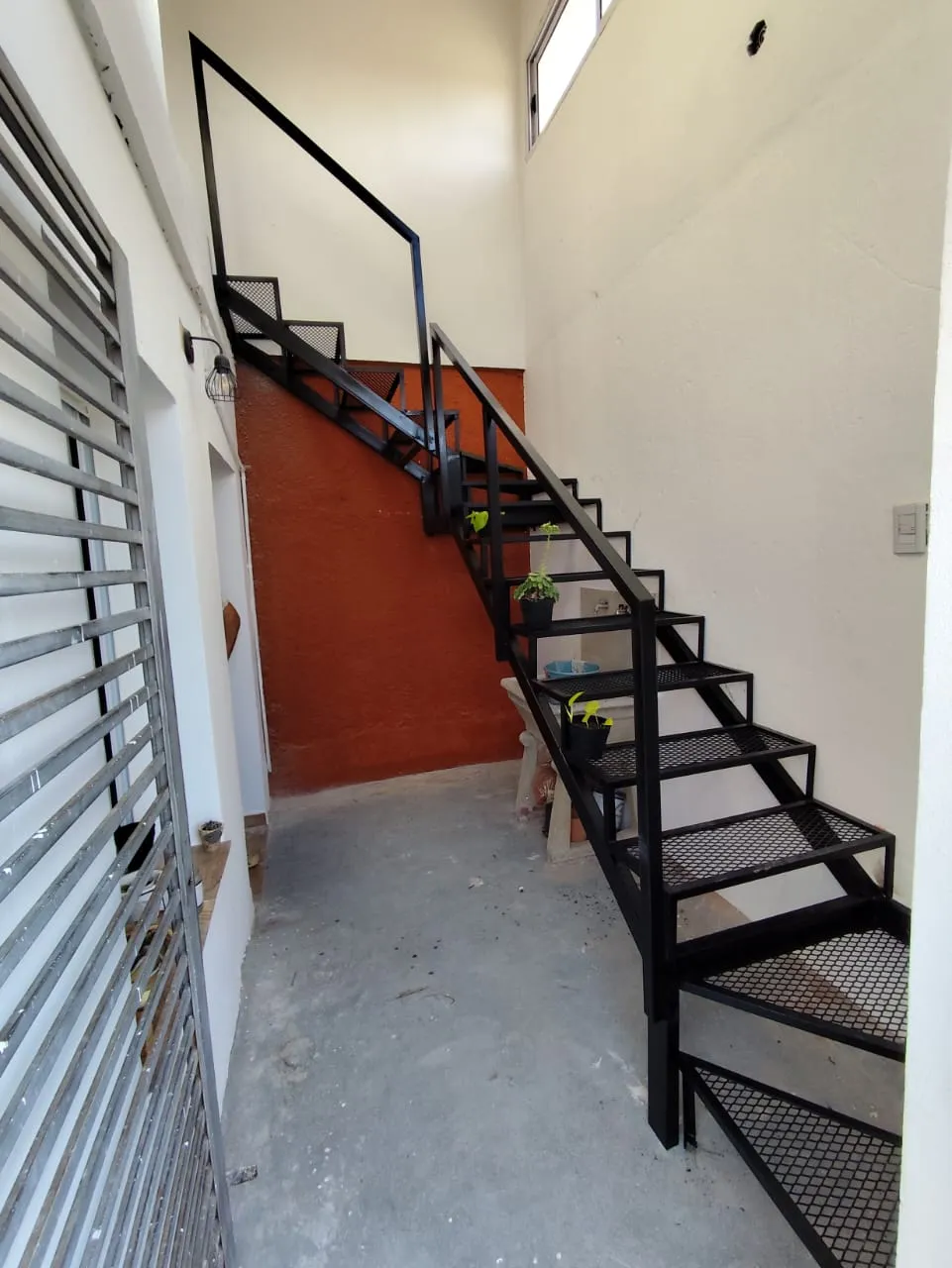 Escalera en L: Estructura Completa en Hierro y Metal Desplegado