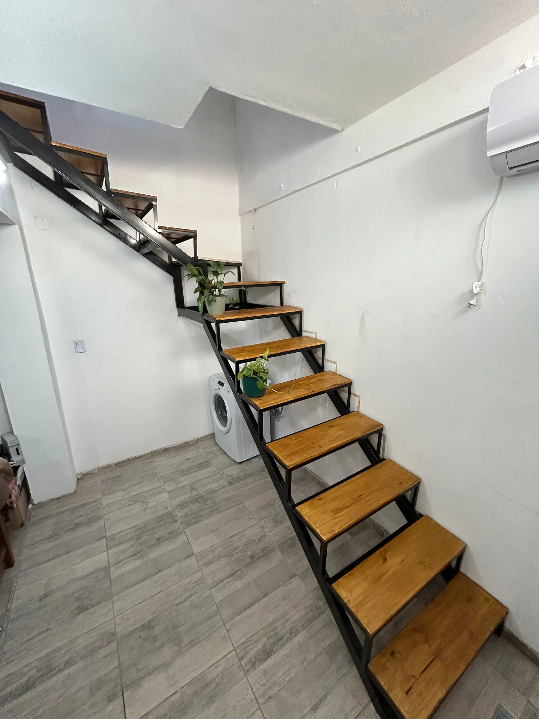 Escalera en L: Hierro y Madera con Estilo Industrial