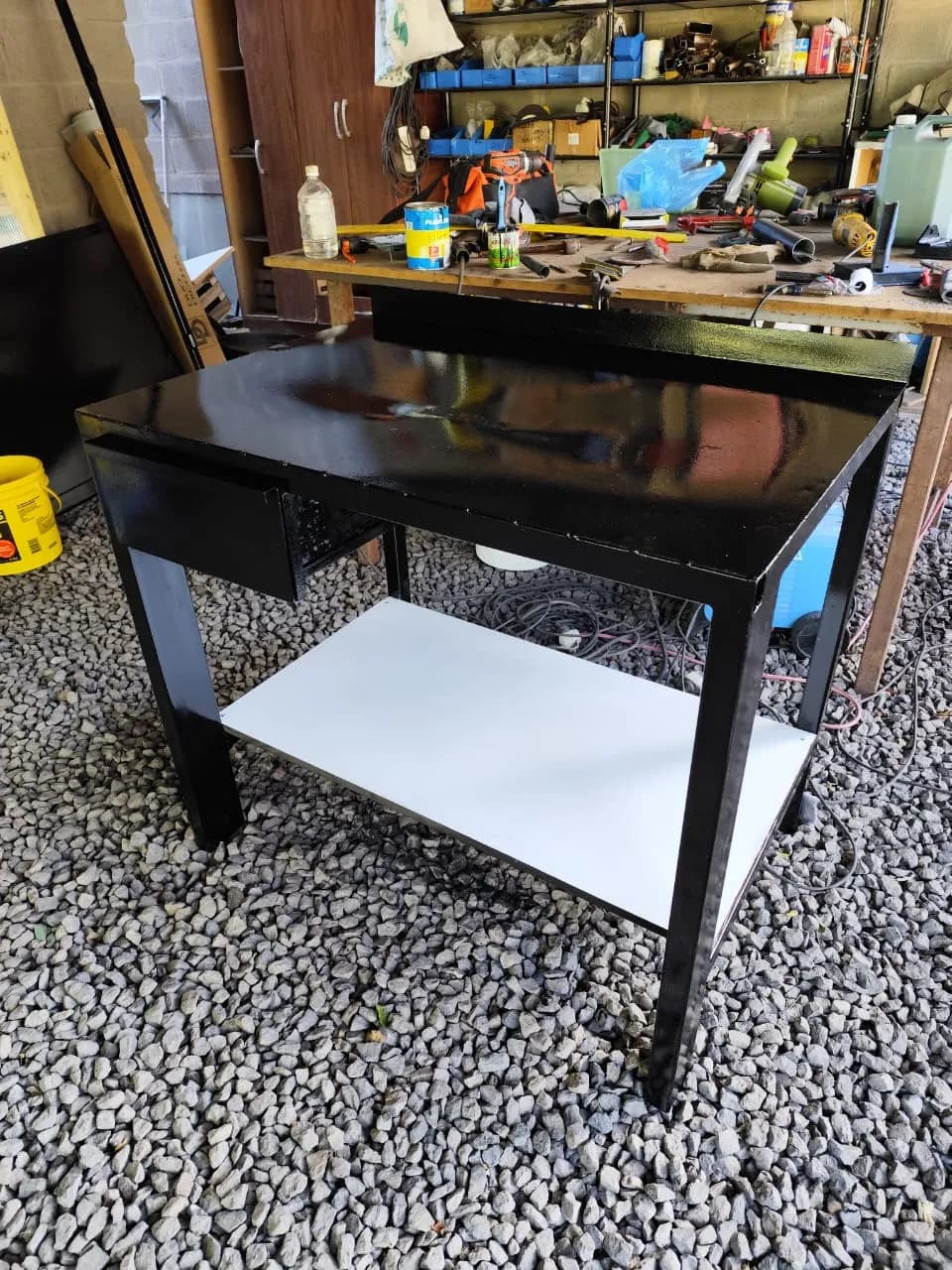 Escritorio Industrial: Acero Negro con Estante Inferior