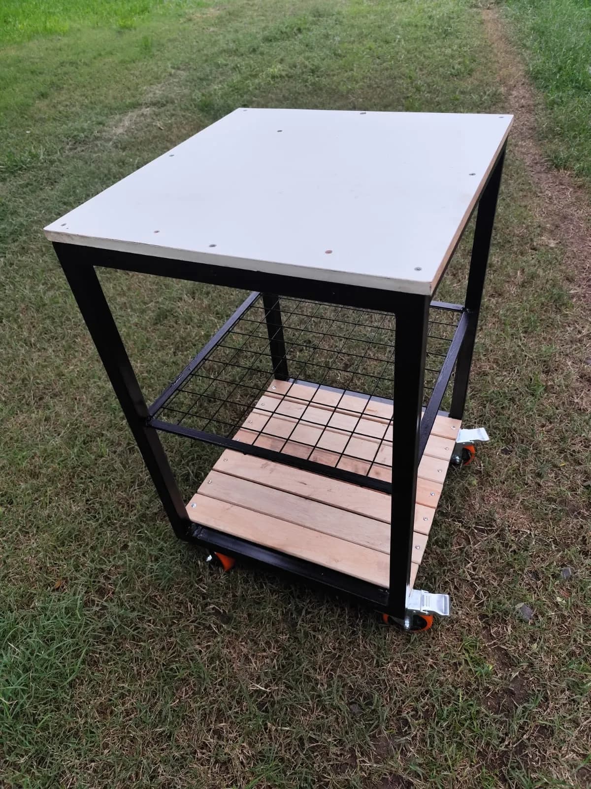 Mesa Auxiliar Móvil: Hierro, Madera y Ruedas con Freno