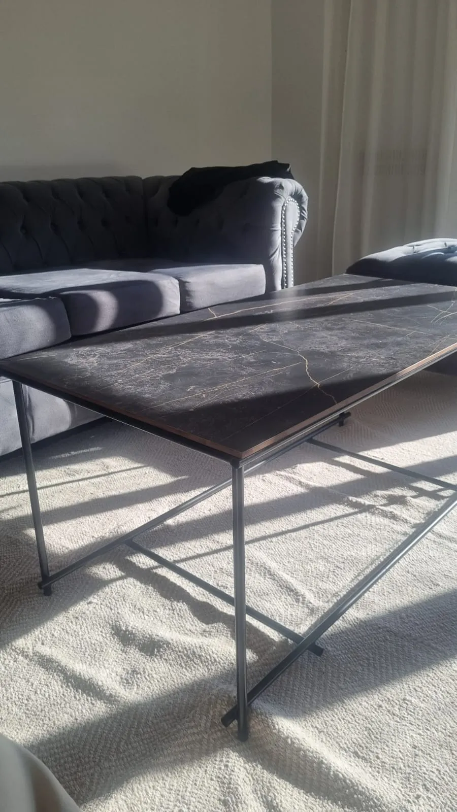 Mesa Ratonera: Mármol y Hierro con Diseño Minimalista