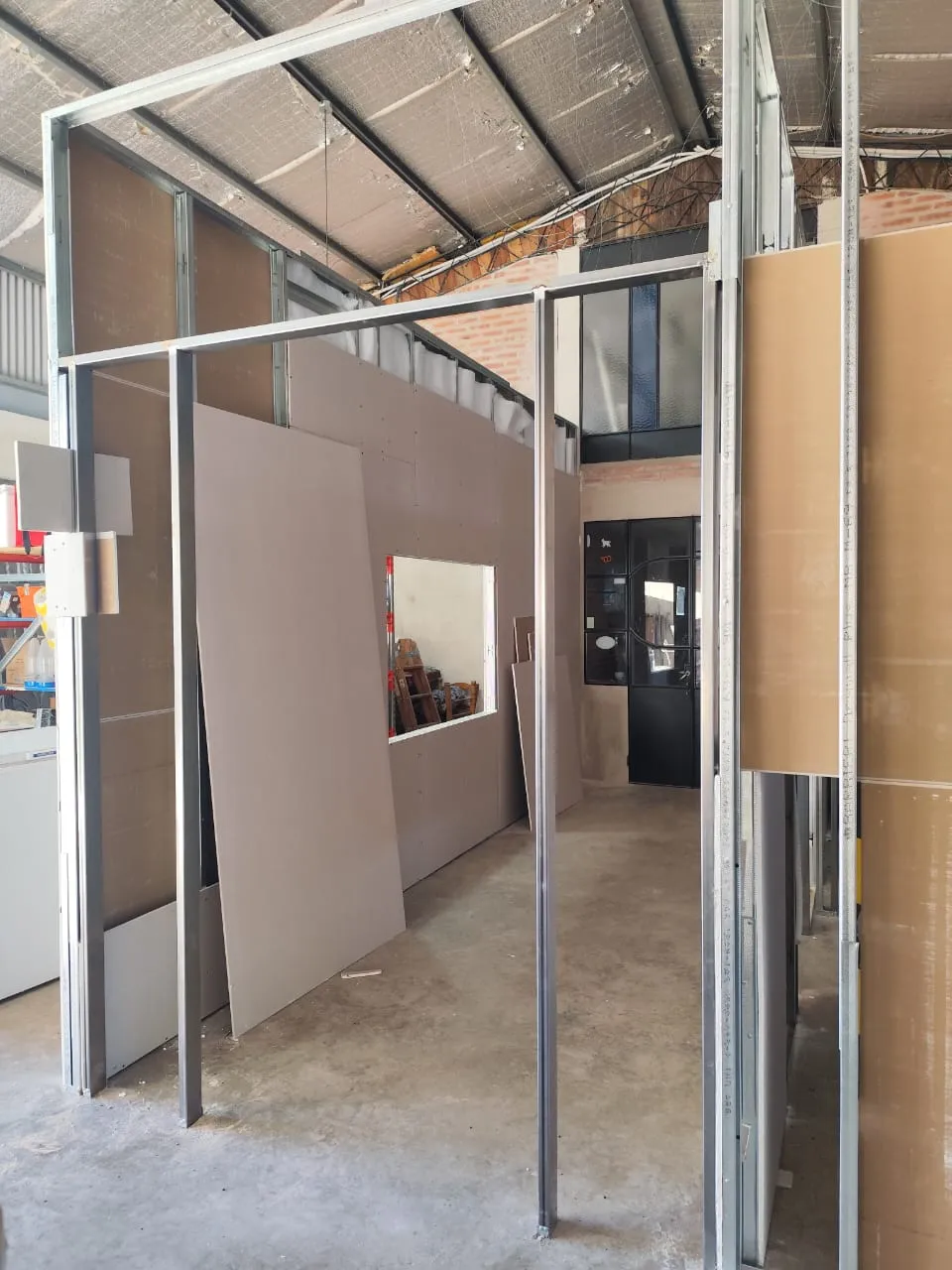 Oficinas Internas con Estructura Metálica en Galpón
